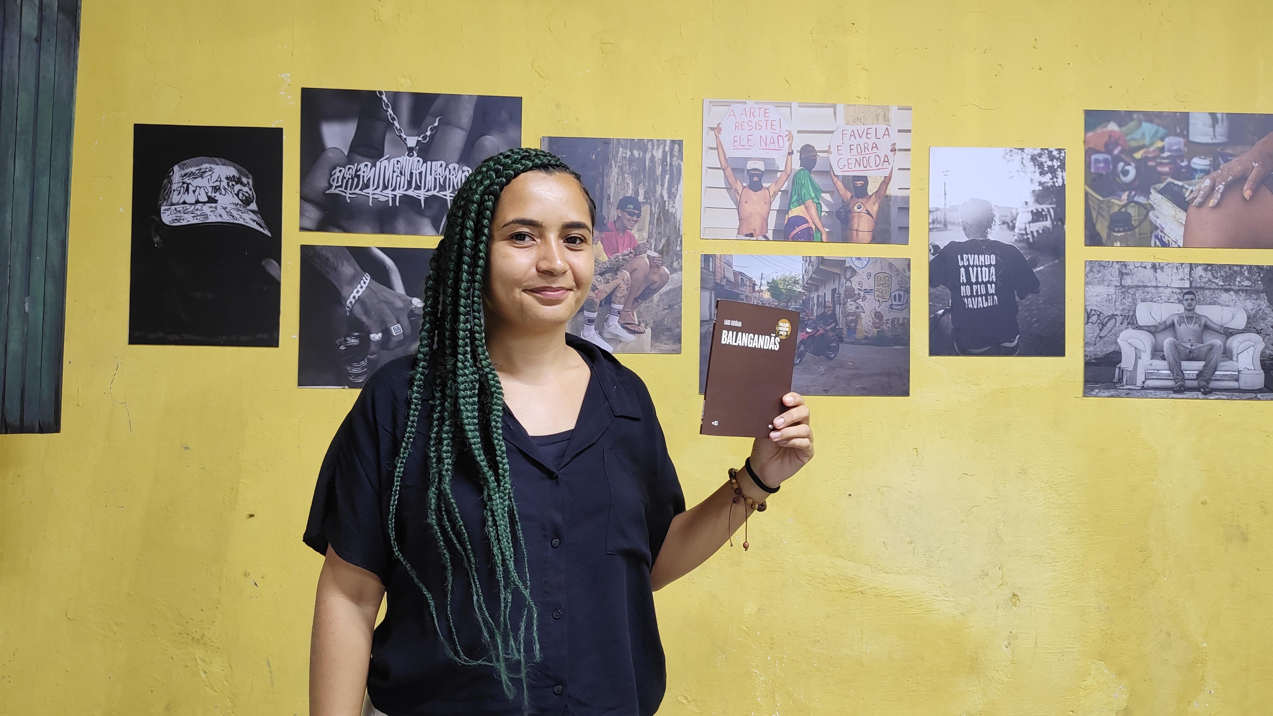 Lais EutÃ¡lia  lanÃ§a o livro BalangandÃ£s e coleÃ§Ã£o de camisas com poemas em parceria com a Adianto Cultura