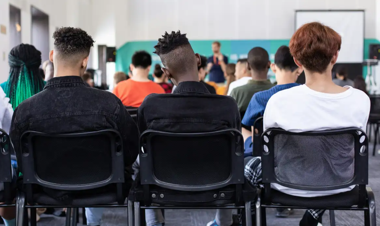 Investimento pÃºblico em educaÃ§Ã£o cai no Brasil entre 2015 e 2021; salÃ¡rio de professores Ã© 47% menor que mÃ©dia da OCDE