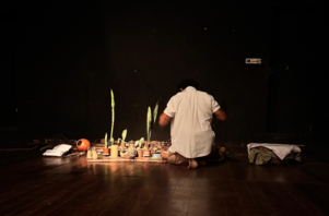 Artista cearense apresenta performance ritual “A terra tudo come” em mostra na Bahia