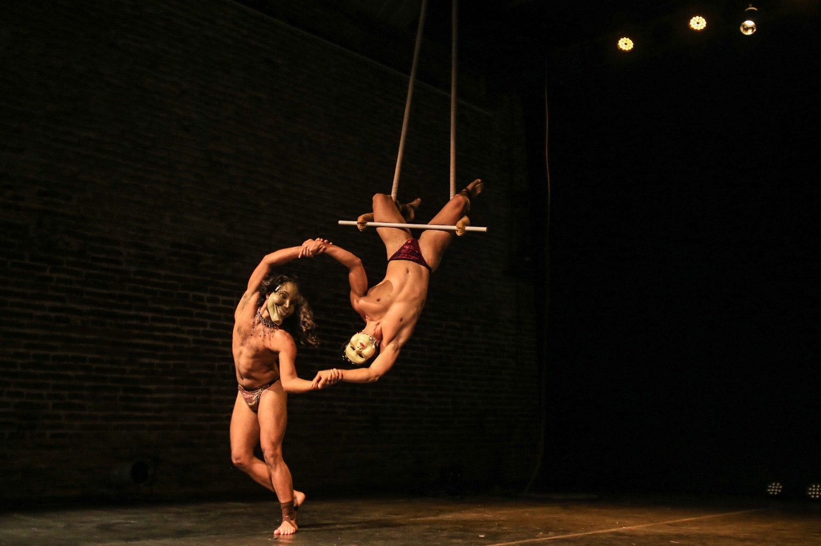 Cia Devir apresenta o espetáculo “Nove Tentativas de Não Sucumbir” no Teatro Dragão do Mar