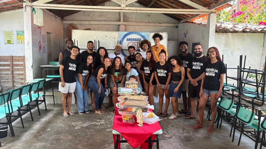 Aula de campo do Fortaleza Negra relembra luta dos jangadeiros negros na Praia de&nbsp;Iracema
