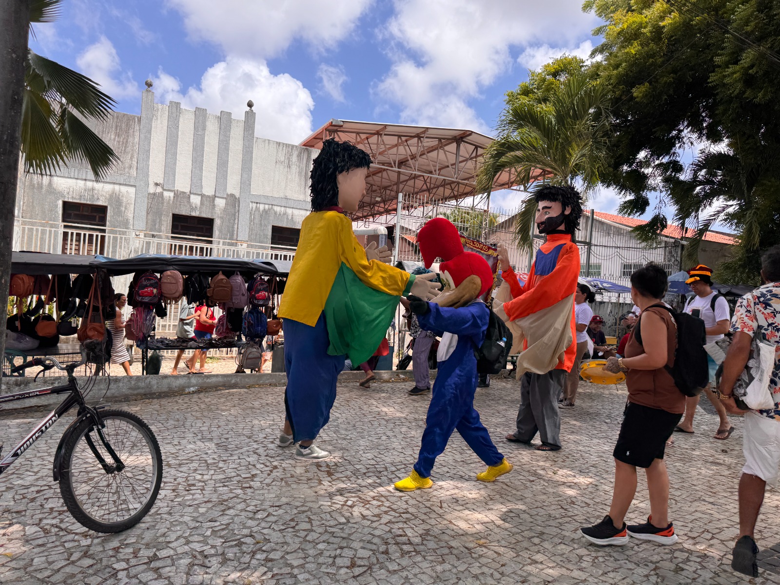 Teatro São José sedia espetáculo gratuito de bonecos gigantes sobre sustentabilidade neste sábado